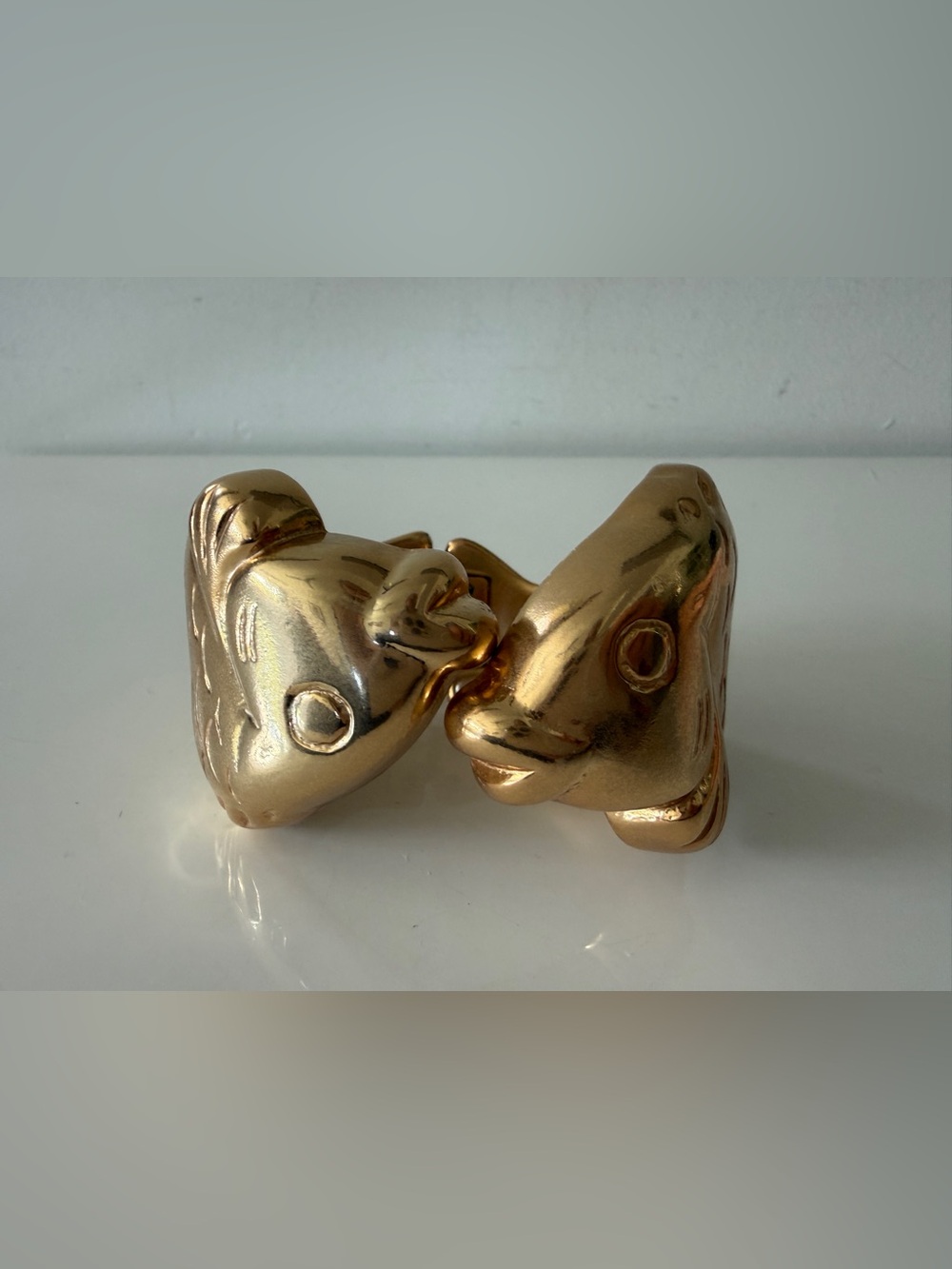 ANGELA CAPUTI Hinged Resin Fish Bracelet Bangle Bracelet - Gold